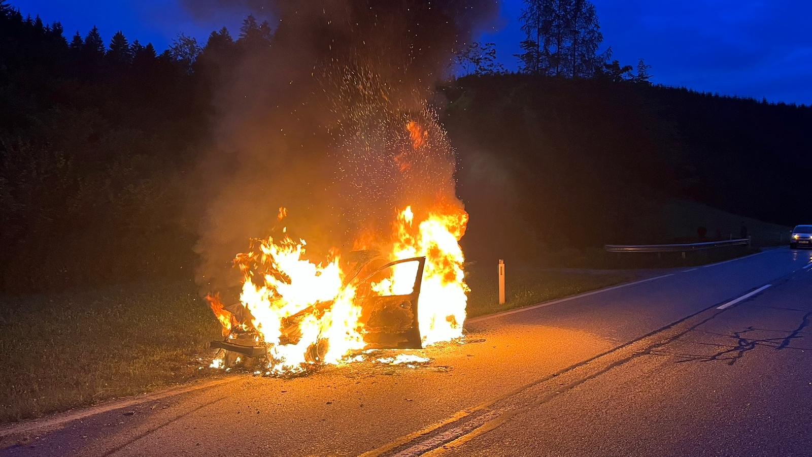 Fahrzeugbrand auf der B22